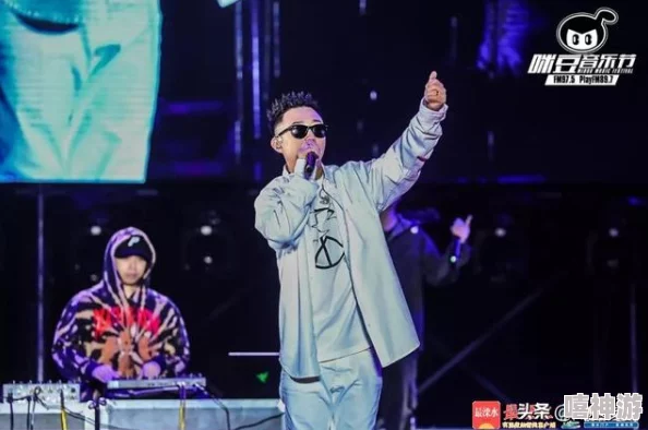 日本大妈rapper：年过六旬的她在音乐节上用饶舌表达生活智慧，赢得年轻观众热烈掌声