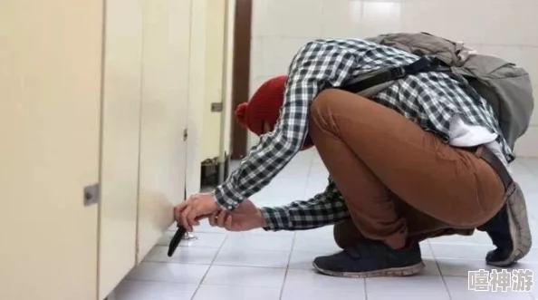 中国老妇偷窥撒尿,引发社会热议与道德反思,究竟是文化习俗还是个人隐私侵犯? 中国老妇偷窥撒尿,引发社会热议与道德反思,究竟是文化习俗还是个人隐私侵犯?