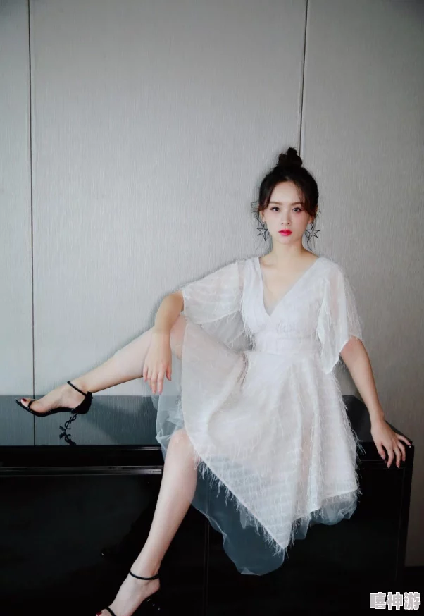 姬小满开叉裙穿搭注意事项:如何选择合适的配饰与鞋子,提升整体时尚感和气质魅力 姬小满开叉裙穿搭注意事项:如何选择合适的配饰与鞋子,提升整体时尚感和气质魅力