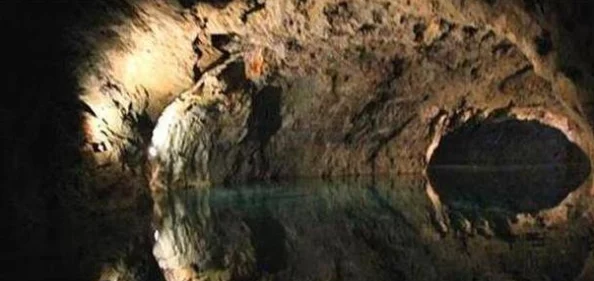 探索无根之水的来源与介绍:寻找自然中的神秘水源 探索无根之水的来源与介绍:寻找自然中的神秘水源