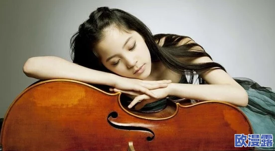 尤妮丝：一位在音乐与艺术领域中崭露头角的年轻才女，她的创作风格独特，深受粉丝喜爱