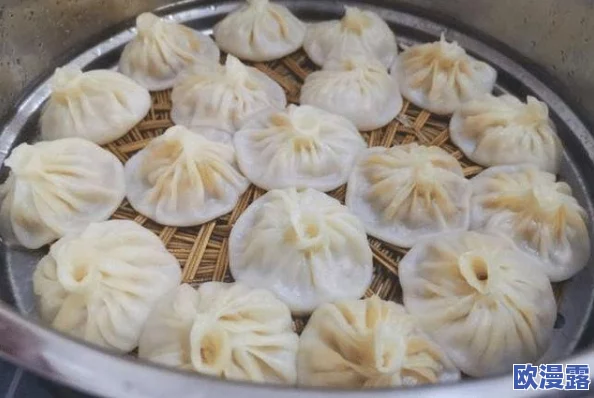 女生展示自己的小笼包给男生看，疑似为引发男生食欲而做出的行为，背后是否隐藏着什么秘密？