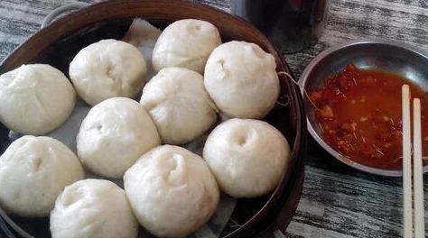 女生展示自己的小笼包给男生看，疑似为引发男生食欲而做出的行为，背后是否隐藏着什么秘密？