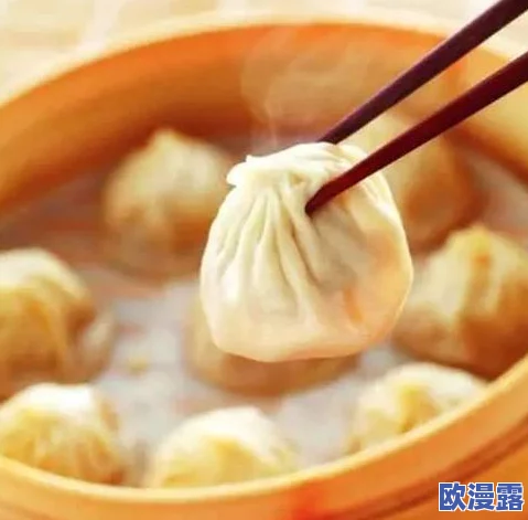 女生展示自己的小笼包给男生看，疑似为引发男生食欲而做出的行为，背后是否隐藏着什么秘密？