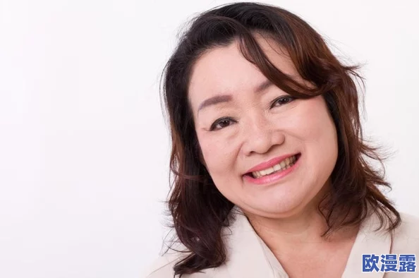 阿姨让人垂涎三尺的身体令：探讨中年女性如何通过健康生活方式和自信展现出迷人的魅力与吸引力