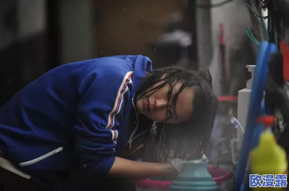 少妇特殊按摩高潮惨叫无码，指的是一种成人内容的影片或作品，其中包含了对成年女性在特定按摩过程中所产生的强烈生理反应和情感表达