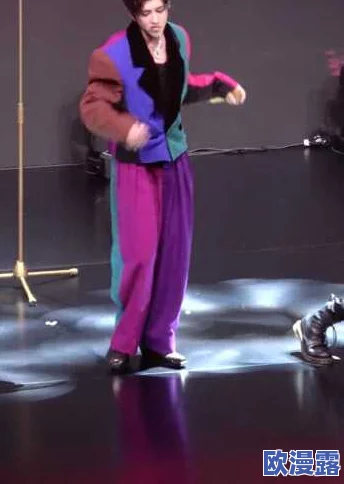 男人的坤坤赛进小桃子，惊现神秘人物现场助阵，观众惊呼连连，画面瞬间火爆全场！