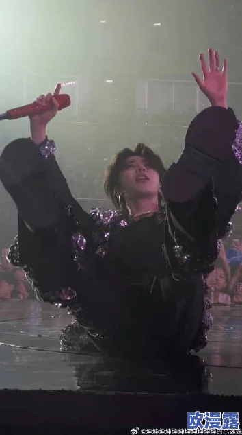 男人的坤坤赛进小桃子，惊现神秘人物现场助阵，观众惊呼连连，画面瞬间火爆全场！