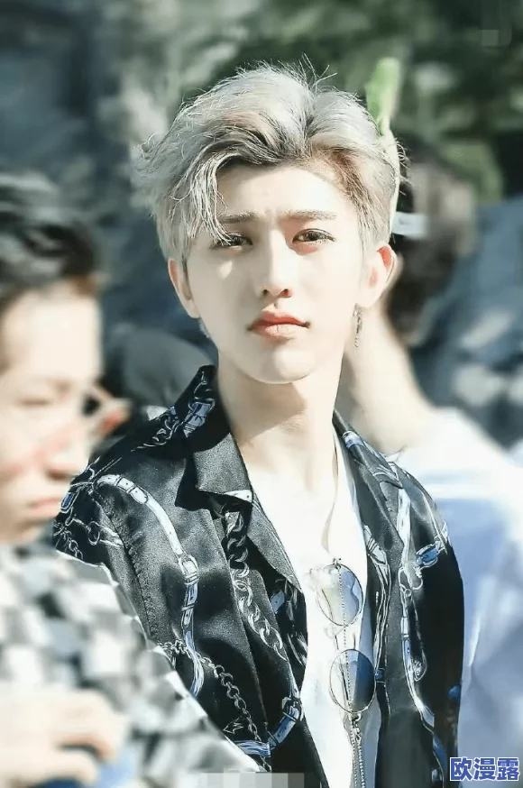 男人坤坤申入女入的惊人内幕曝光，引发网友热议与疯狂讨论，背后真相令人震惊不已！