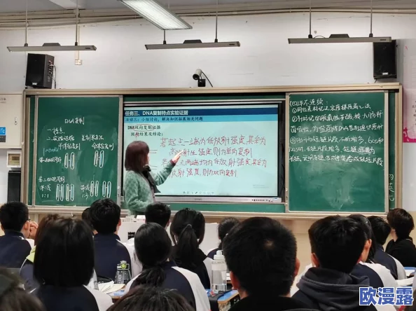 把英语老师按在讲台上抄，学生们的反应引发热议，教育方式是否需要改革？