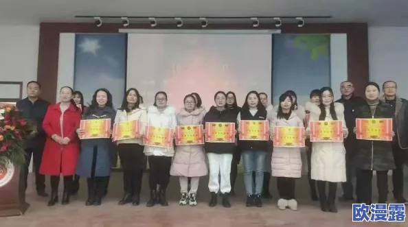 把英语老师按在讲台上抄，学生们的反应引发热议，教育方式是否需要改革？