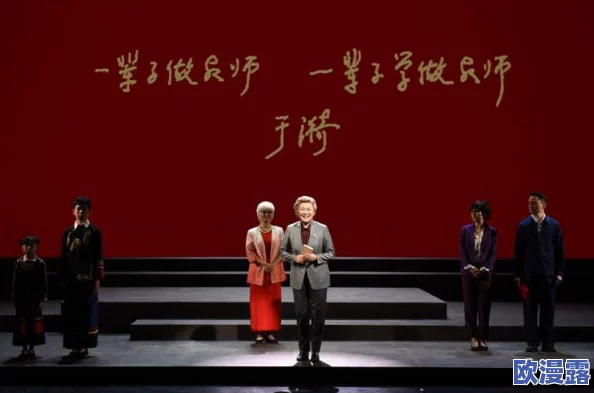 把英语老师按在讲台上抄，学生们的反应引发热议，教育方式是否需要改革？