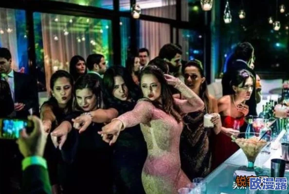 日日摸夜夜夜夜夜添：震惊！某知名明星被曝深夜秘密聚会，现场竟然出现神秘人物引发热议！