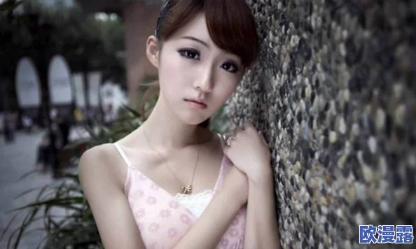 震惊！美女扒开胸罩给男人吃奶，现场目击者纷纷表示难以置信，社交媒体瞬间炸锅！