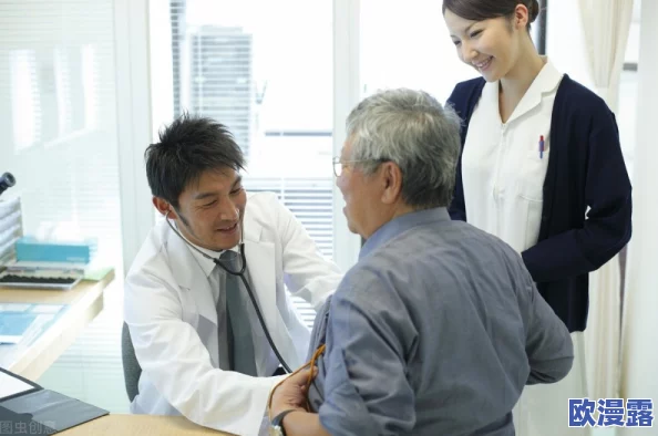 2对1：三人一次性体检4，旨在介绍一种新型的健康检查方式，通过两名医生同时为三位患者进行全面体检，提高效率与准确性