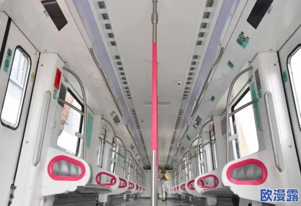 坤坤戳桃子留牛奶＂引发网友热议，背后隐藏的秘密竟是这样，让人震惊不已！