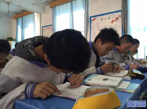 男同桌上课狂揉我下边，这种行为真是太过分了，课堂上应该专心学习！