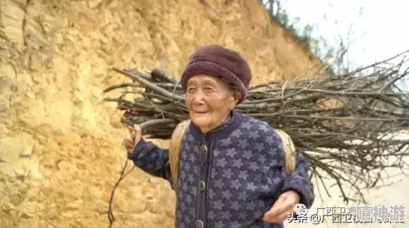 色老太"被曝与多名年轻男子有染,疑似涉及家庭纠纷和金钱利益交易 色老太"被曝与多名年轻男子有染,疑似涉及家庭纠纷和金钱利益交易