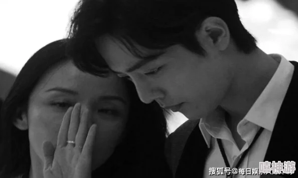 黑料吃瓜网：某男星被曝与经纪人绯闻传出，两人同框合影引发疑云
