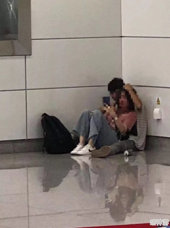 地铁逃生游戏中，举枪时具体按哪个键能够开启瞄准镜