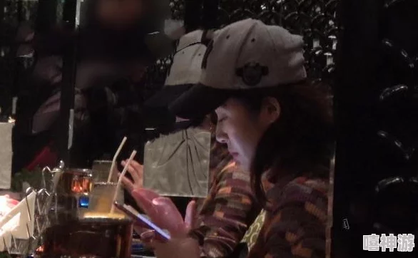 自己爬过来吃：某明星被拍到深夜独自现身餐厅，疑似与神秘人共进晚餐引发热议！