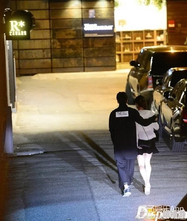 成人网曝热门事件吃瓜事件：某知名艺人被拍到与神秘女子深夜约会，疑似恋情曝光引发热议！