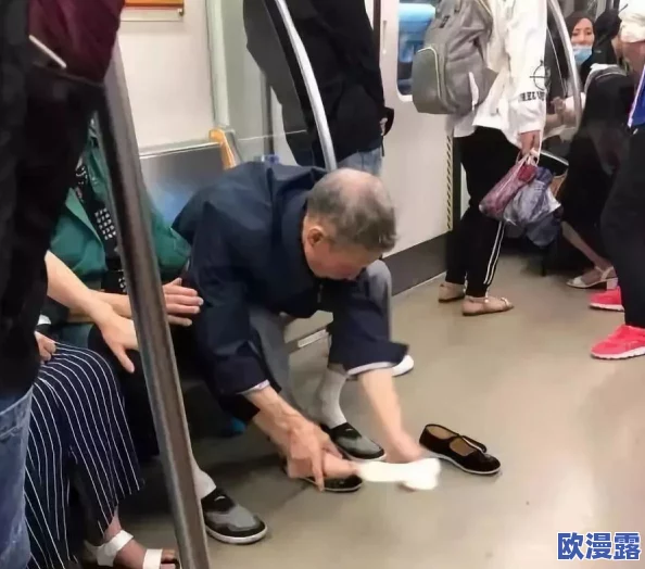 老头和老头在公厕了互摸，意外被监控拍下引发热议，网友纷纷评论各自看法