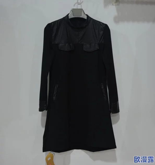 秋水伊人2022黑色毛呢外套：优雅的设计与温暖的材质相结合，适合多种场合的时尚选择
