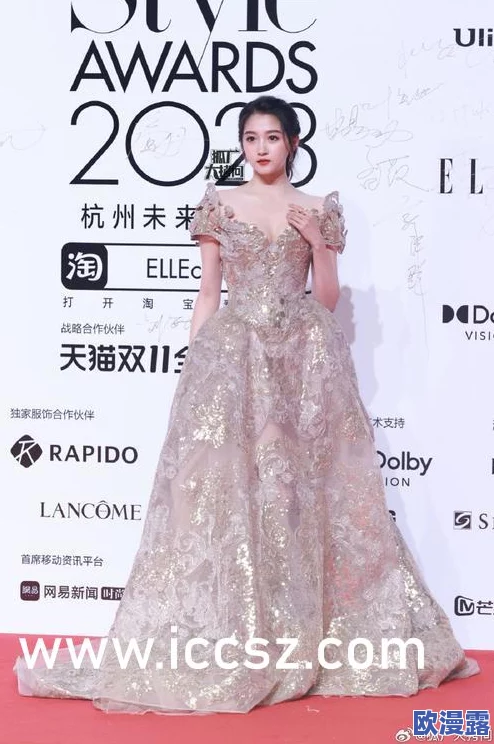 白丝校花 扒开美腿甜美打扑克，网友纷纷表示这场景既可爱又有趣，令人忍不住想要一探究竟