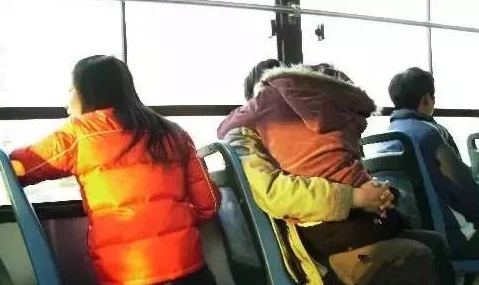坐着震动器啊公交车坐最后一排，传闻这里是情侣们的秘密约会地点