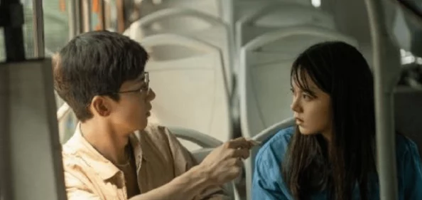 全黄色大片引发热议，网友纷纷讨论其背后的创作理念与社会意义，艺术界反响强烈