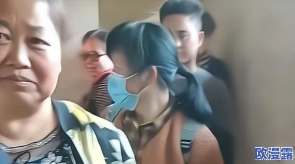 女厕撒尿BBBBB：目击者称现场一片混乱，女子竟因争执引发众人围观，背后真相令人震惊！