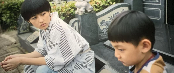 一小孩半夜给姐姐吃困吧,揭示了儿童关爱的默默付出与亲情深厚的动人故事,令人感动不已 一小孩半夜给姐姐吃困吧,揭示了儿童关爱的默默付出与亲情深厚的动人故事,令人感动不已