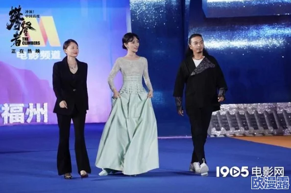 一个人看的XXXX：网友热议独自观影的乐趣与孤独，分享各自的观后感受与思考，引发广泛讨论