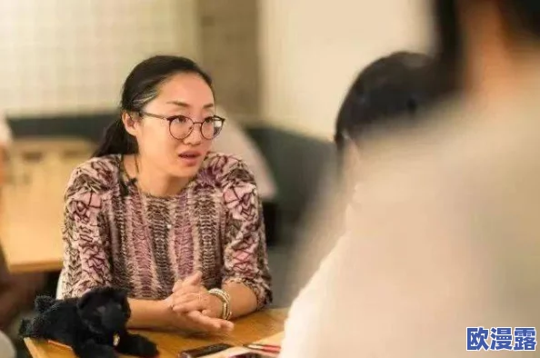 老妇女的大BwBwBwB：她的生活故事与勇敢面对挑战的历程，展现了不屈不挠的精神和无尽的爱
