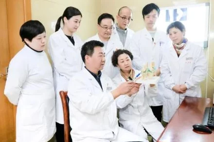 车多肉多的骨科现言：现代都市中医师与患者之间的情感纠葛与成长历程分析
