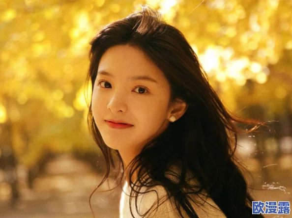 汤芳大胆玉门打开无遮挡，引发网友热议：有人称赞其勇气，也有评论认为应注意个人形象与社会影响