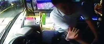 公交车上~嗯啊被高潮男男:探讨公共交通环境中性行为的社会心理影响与个体体验分析 公交车上~嗯啊被高潮男男:探讨公共交通环境中性行为的社会心理影响与个体体验分析