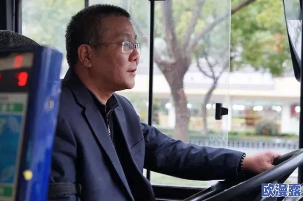 公交车上~嗯啊被高潮男男:探讨公共交通环境中性行为的社会心理影响与个体体验分析 公交车上~嗯啊被高潮男男:探讨公共交通环境中性行为的社会心理影响与个体体验分析