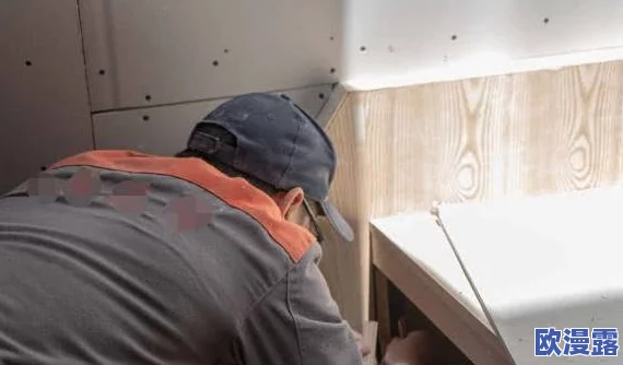 几个装修工人把我压在茶几，这种情况真是让人感到无奈和恐惧，安全意识亟需提高