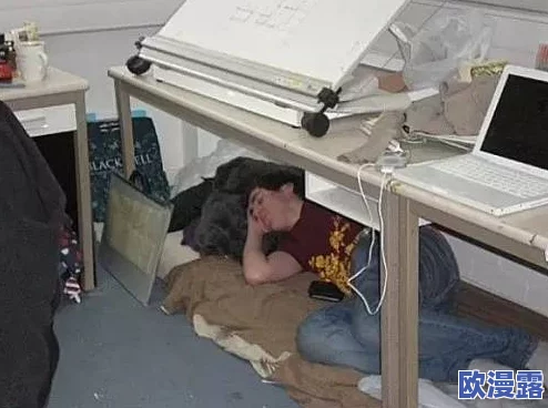 几个装修工人把我压在茶几，这种情况真是让人感到无奈和恐惧，安全意识亟需提高