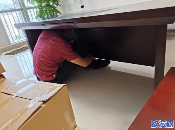 几个装修工人把我压在茶几，这种情况真是让人感到无奈和恐惧，安全意识亟需提高