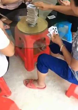 打扑克不盖被子剧烈摇床又疼又叫＂竟引发邻里报警！现场目击者描述惊人场面，令人咋舌！