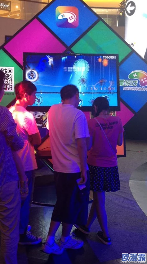 美女扒开让客人玩，现场惊现神秘大奖引发热潮，众人争相围观！