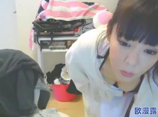 震惊！免费看美女脱了全身衣服直播，网友们纷纷围观评论热烈，引发社交媒体热议！