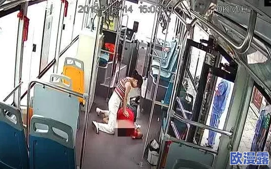 李艳坐公交车，途中遇到意外情况，展现出她的机智与勇敢应对能力