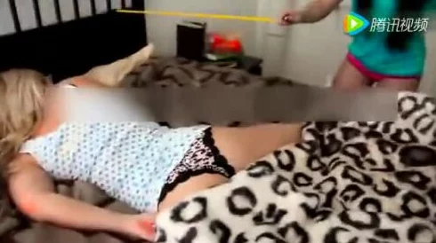 震惊！美女扒开内裤羞羞的视频竟引发网络热议，网友们纷纷评论表示无法直视！