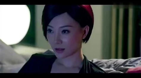 震惊！美女脱个精光露屁股的视频引发网友热议，背后真相令人咋舌，究竟发生了什么？