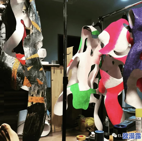 探索波谷人体艺术：大胆大尺度作品展现人类之美与自然的和谐