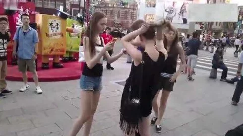 探索外国街头文化：吻胸与吃乳的精彩视频合集，带你领略不同风情